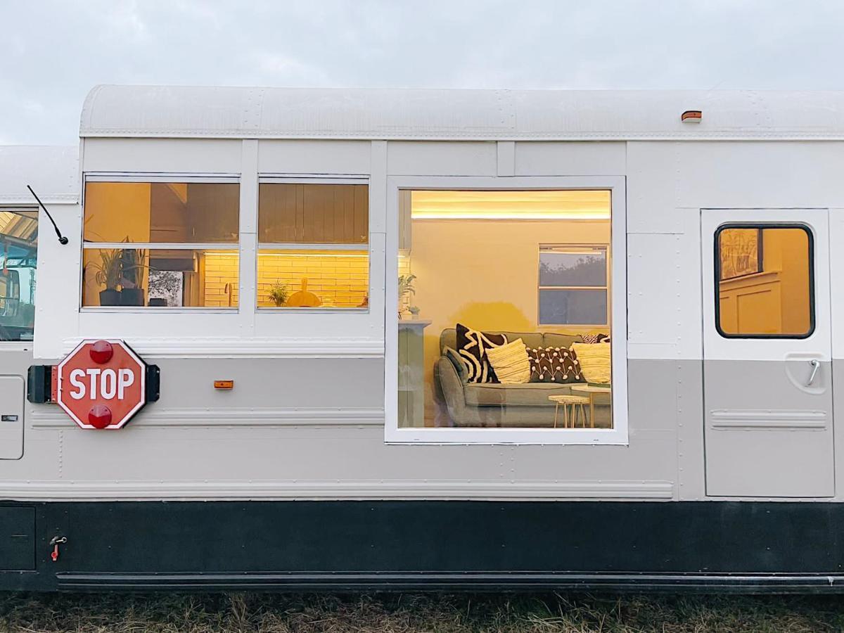 American School Bus Retreat With Hot Tub In Sussex Meadow 어크필드 외부 사진