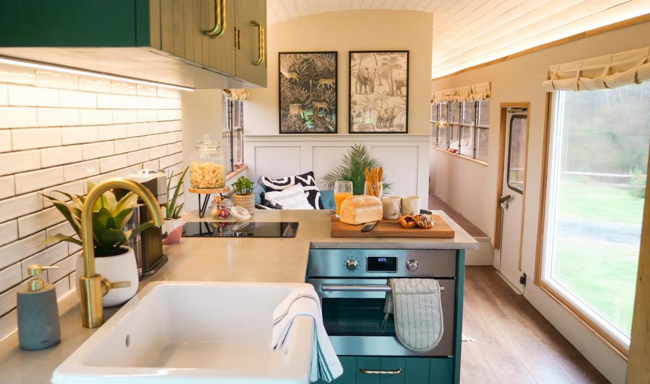 American School Bus Retreat With Hot Tub In Sussex Meadow 어크필드 외부 사진