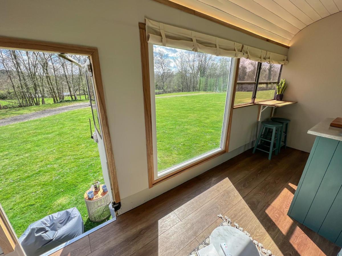 American School Bus Retreat With Hot Tub In Sussex Meadow 어크필드 외부 사진