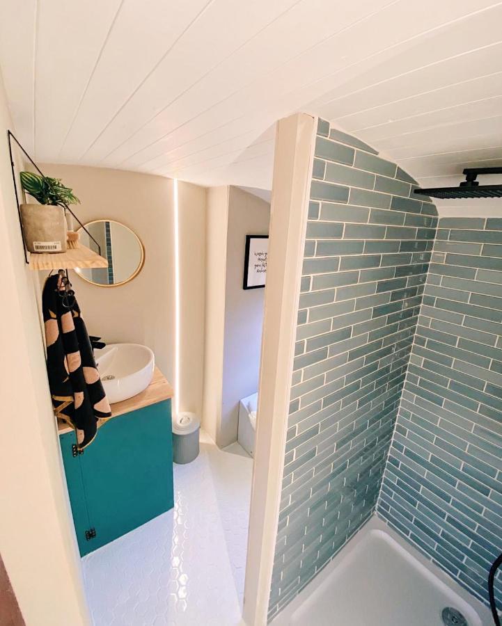 American School Bus Retreat With Hot Tub In Sussex Meadow 어크필드 외부 사진