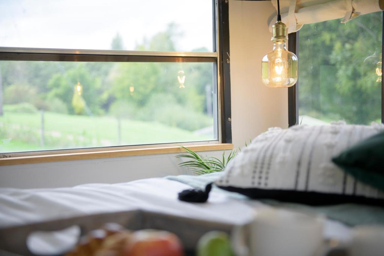 American School Bus Retreat With Hot Tub In Sussex Meadow 어크필드 외부 사진