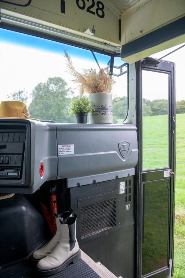 American School Bus Retreat With Hot Tub In Sussex Meadow 어크필드 외부 사진