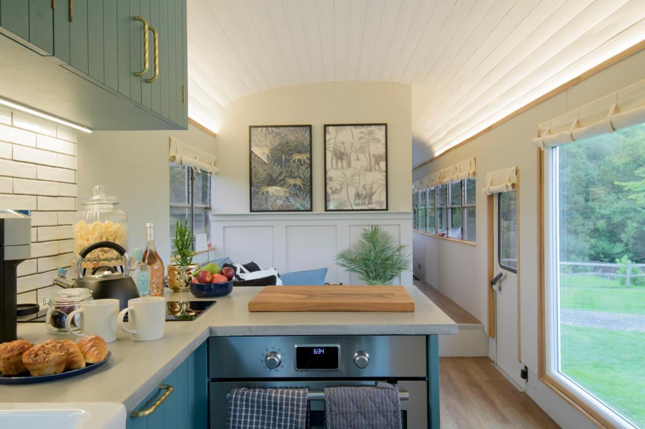 American School Bus Retreat With Hot Tub In Sussex Meadow 어크필드 외부 사진