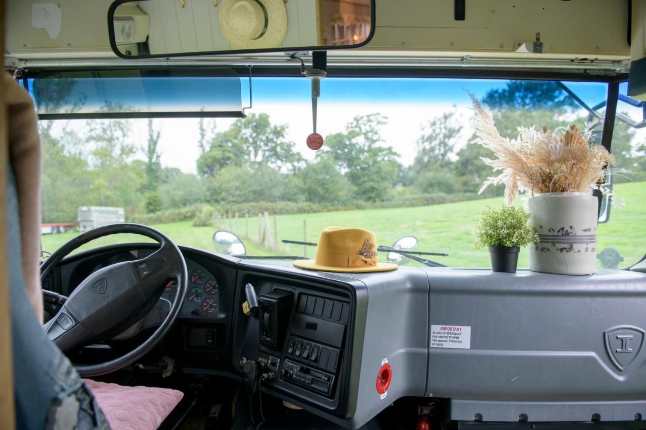 American School Bus Retreat With Hot Tub In Sussex Meadow 어크필드 외부 사진