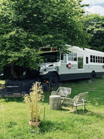 American School Bus Retreat With Hot Tub In Sussex Meadow 어크필드 외부 사진